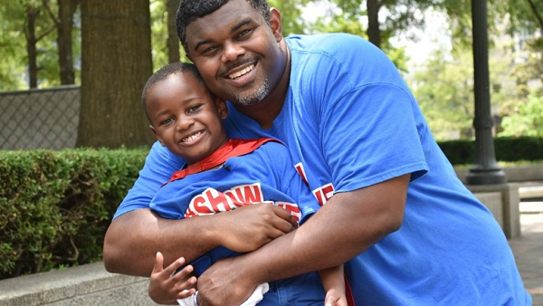 Chàng “siêu nhân” 4 tuổi xứ Alabama và hành trình trẻ thơ “Thể hiện tình yêu thương”
