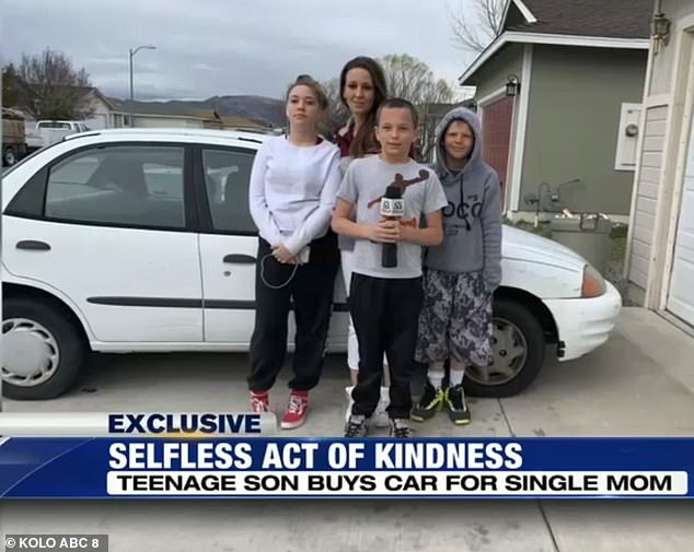 Chuyện cậu bé 13 tuổi khuyết tật, tự đi làm thêm để…mua ô tô tặng mẹ