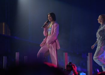 Dua Lipa Hong Ruc Dot Chay Dem Nhac Super Party