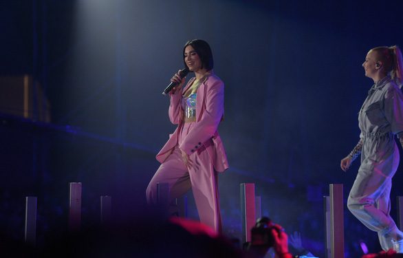 Dua Lipa Hong Ruc Dot Chay Dem Nhac Super Party