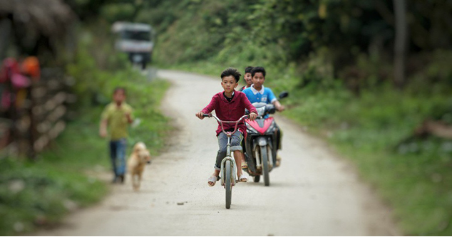 Nhìn lại hành trình 103 km của em bé Sơn La và cái nhìn “khôn ngoan” của người lớn chúng ta