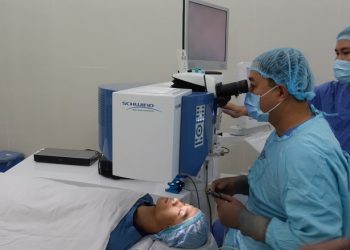 Thêm một bệnh viện thực hiện 'mổ mắt không chạm'