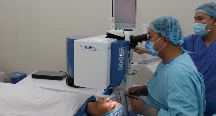 Thêm một bệnh viện thực hiện 'mổ mắt không chạm'
