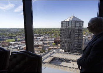 Mua đất rồi không bao giờ bán, lúc thị trường chìm thậm chí mua 4 mảnh sau 1 lần xem, người đàn ông tay trắng xây dựng đế chế BĐS 2,9 tỷ USD