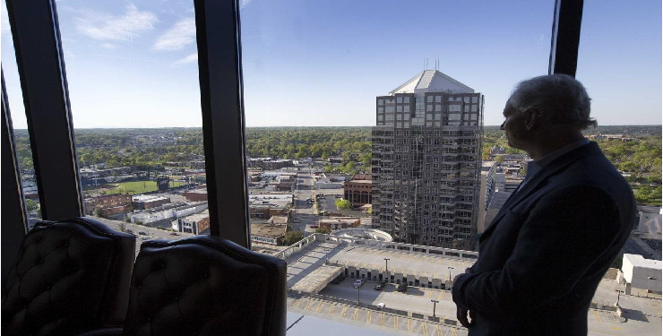 Mua đất rồi không bao giờ bán, lúc thị trường chìm thậm chí mua 4 mảnh sau 1 lần xem, người đàn ông tay trắng xây dựng đế chế BĐS 2,9 tỷ USD